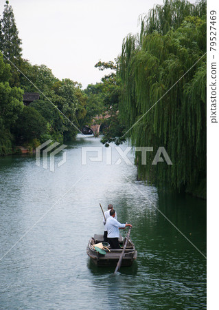 Boat ride in the water village of Wujian, China 79527469