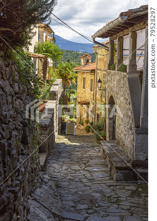 Street scene of the historic town Hum in Croatia during daytime Street scene of the historic town Hum in Croatia during daytime 79528297