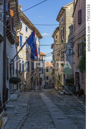Typical street scene of the medieval town of Groznjan on the Istrian peninsula without people 79528316