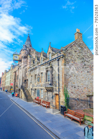 Typical street in Edinburgh's Old Town 79528363
