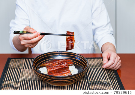 鰻魚碗吃高級[牛節圖片] 79529615