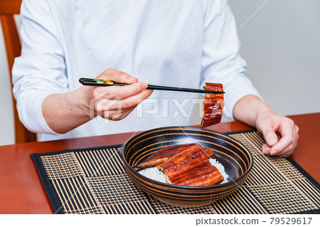 鰻魚碗吃高級[牛節圖片] 79529617