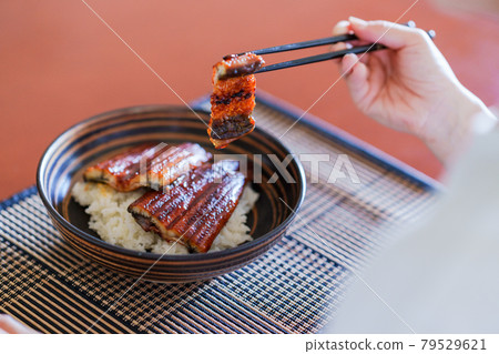 鰻魚碗吃高級[牛節圖片] 79529621