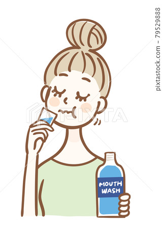用漱口水護理口臭的年輕女性 用漱口水護理口臭的年輕女性 79529888