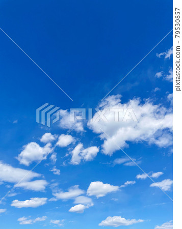 漂浮在藍天下的許多雲的背景圖像 漂浮在藍天下的許多雲的背景圖像 79530857