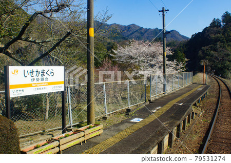 JR名莊線伊勢鎌倉站車窗外的風景 JR名莊線伊勢鎌倉站車窗外的風景 79531274