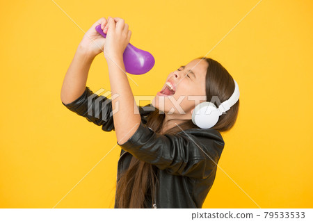 Musical education. Singing hairbrush mic. Recording Musical education. Singing hairbrush mic. Recording 79533533