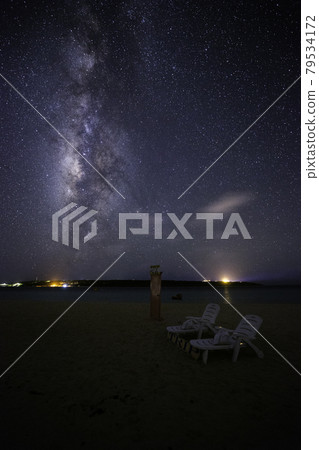 《沖繩宮古島》從與那霸前濱海灘看到的宮古島的星空 《沖繩宮古島》從與那霸前濱海灘看到的宮古島的星空 79534172