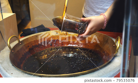 Making of burnt brown sugar boba tapioca milk tea shop 79535076