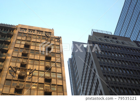 Golden sun reflection through highrise on Hong Kong old residence building cityscape beauty Golden sun reflection through highrise on Hong Kong old residence building cityscape beauty 79535121