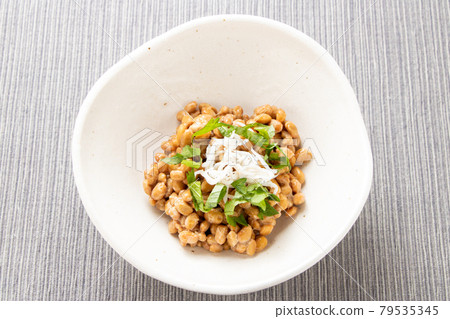 納豆（炸 shirasu 和紫蘇配料）。 79535345