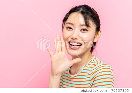 A young lady shouting 79537595