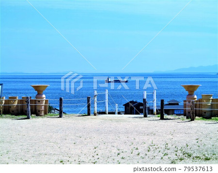 A ship advances to the azure sea between the unglazed jars overlooking the Akashi Strait from the top of the Goshikizuka Tumulus. 79537613