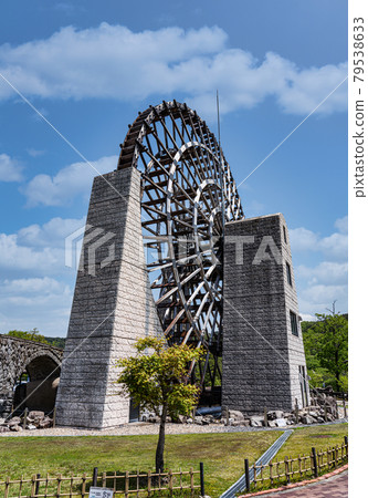 高聳的巨型水輪 79538633