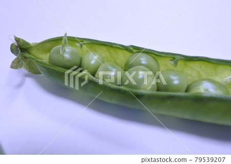 Peas with pods 79539207
