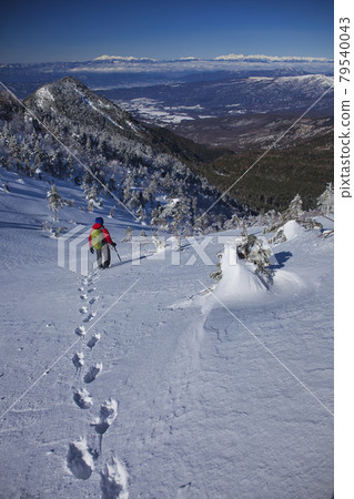 Climbing the Yatsugatake mountain range Iodake in the midwinter 79540043