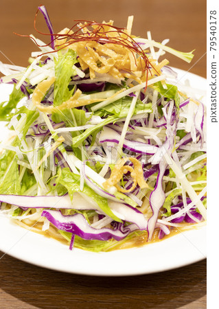 Delicious chilled Chinese tantan noodles 79540178