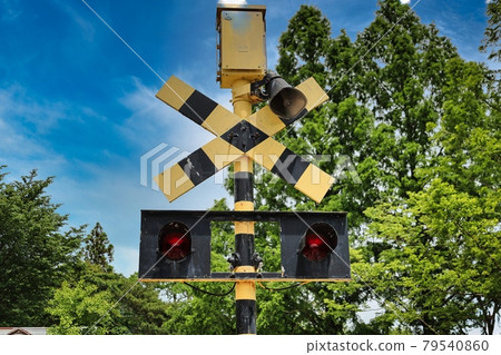 藍天和老鐵路道口的斷路器 79540860