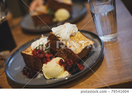 Panque 兩個人一起吃飯 79541004