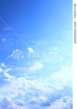Vertical sky image with beautiful clouds flowing in the wind 79541149