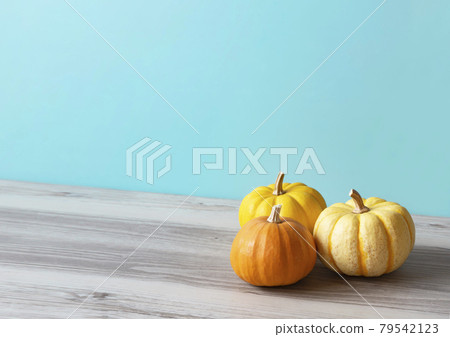 Pumpkin on the table. Halloween, pumpkin, crops, etc. 79542123