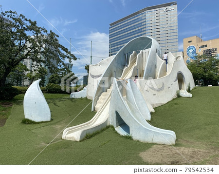 A green park in the city A green park in the city 79542534