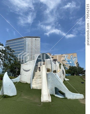 城市中的綠色公園 79542535