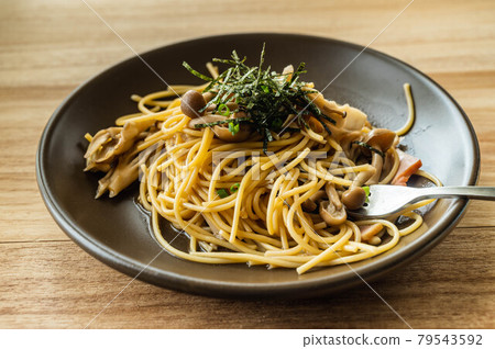 一鍋意大利面日式蘑菇 一鍋意大利面日式蘑菇 79543592