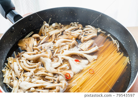 Making one-pan Japanese-style pasta 79543597