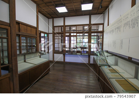 Old Triangular Tribunal 79543907