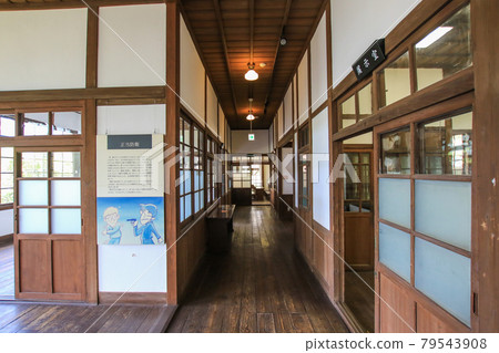 Old Triangular Tribunal 79543908