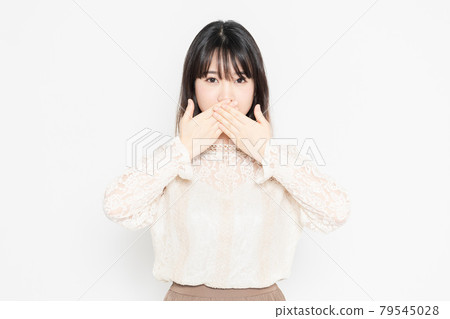 穿著蕾絲上衣的年輕女子站在白色背景前，捂著嘴 79545028