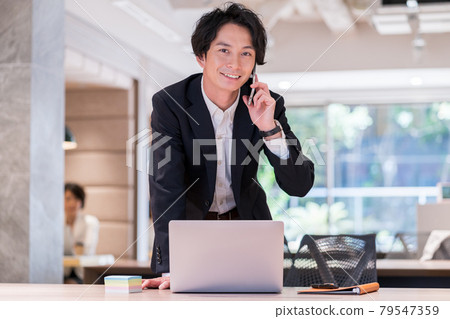 在自由地址辦公室使用筆記本電腦工作的男性員工拍攝合作“+ SHIFT NOGIZAKA” 在自由地址辦公室使用筆記本電腦工作的男性員工拍攝合作“+ SHIFT NOGIZAKA” 79547359