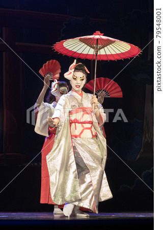 Japanese women in traditional kimono dansing with umbrella and fans. Traditional Japanese performance. 79548001