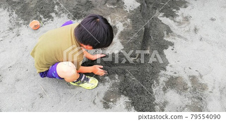 Boy playing in the sand Boy playing in the sand 79554090