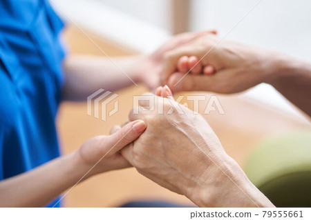 照料者和老人的手 照料者和老人的手 79555661
