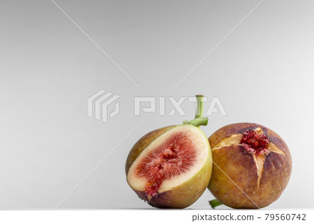 顯示無花果橫截面的白色背景照片 79560742