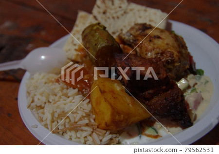 【約旦】在游牧貝都因人的帳篷中供應晚餐阿拉伯美食，廣袤的沙漠瓦迪拉姆 79562531