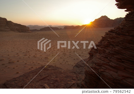 [約旦] 廣闊的沙漠瓦迪拉姆，落基山脈，沙漠，雜草，人物 79562542