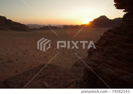 【約旦】廣闊的沙漠瓦迪拉姆,落基山脈深處的落日 【約旦】廣闊的沙漠瓦迪拉姆,落基山脈深處的落日 79562543