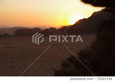 【約旦】廣闊的沙漠瓦迪拉姆，落基山脈深處的落日 79562544