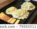 Image of home time when okonomiyaki is baked on a hot plate 79563511