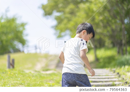 男孩在公園裡爬樓梯 男孩在公園裡爬樓梯 79564363
