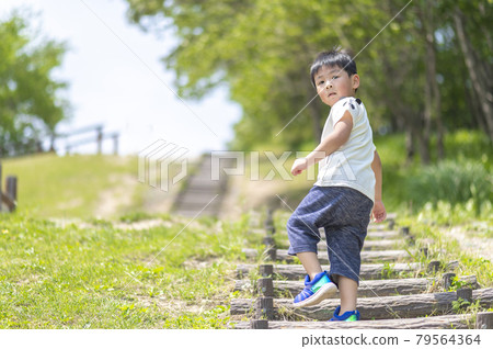 男孩在公園裡爬樓梯 79564364