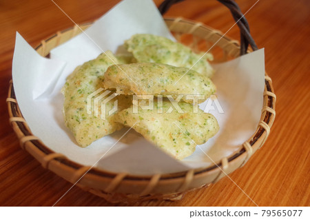 在沙灘上炸的竹筍 在沙灘上炸的竹筍 79565077