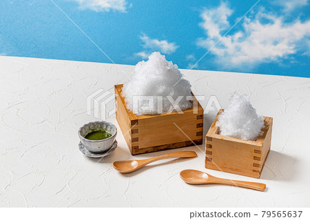 Shaved ice that Asian fruit 79565637