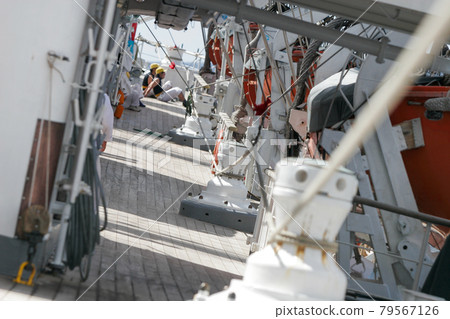 一艘在大斜坡上航行的帆船,甲板上伸展著安全繩 一艘在大斜坡上航行的帆船,甲板上伸展著安全繩 79567126