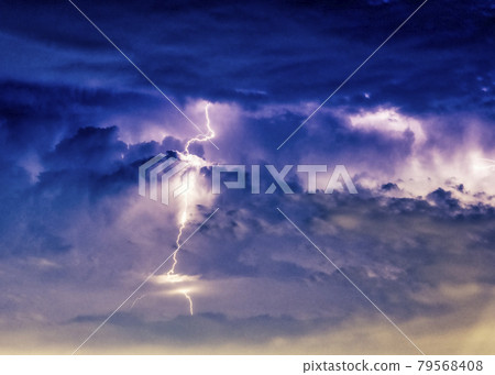 橫濱上空出現的閃電 79568408