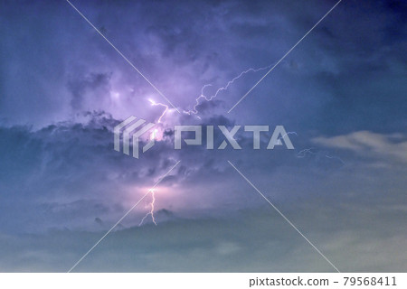 Lightning that appeared in the sky above Yokohama 79568411