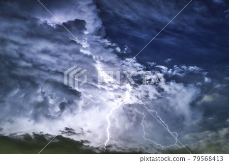 橫濱上空出現的閃電 79568413